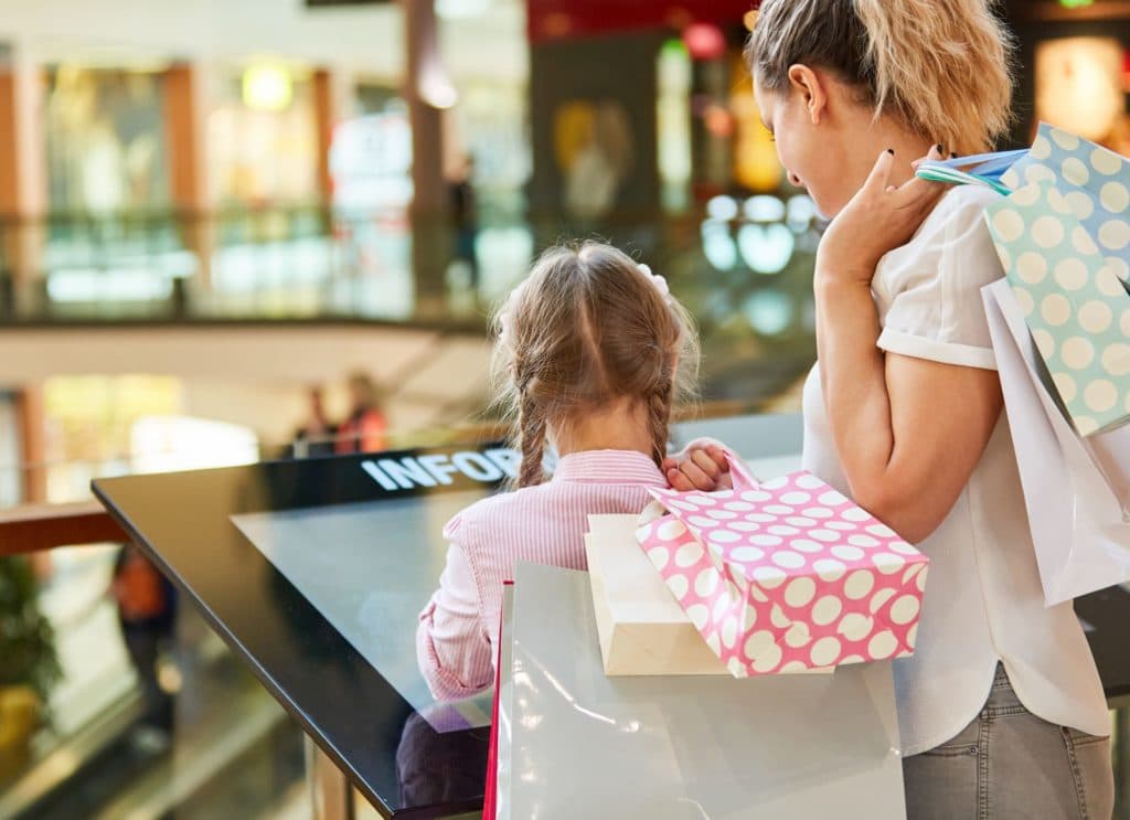Mutter und Tochter interagieren auf dem Digital Signage Touch Display