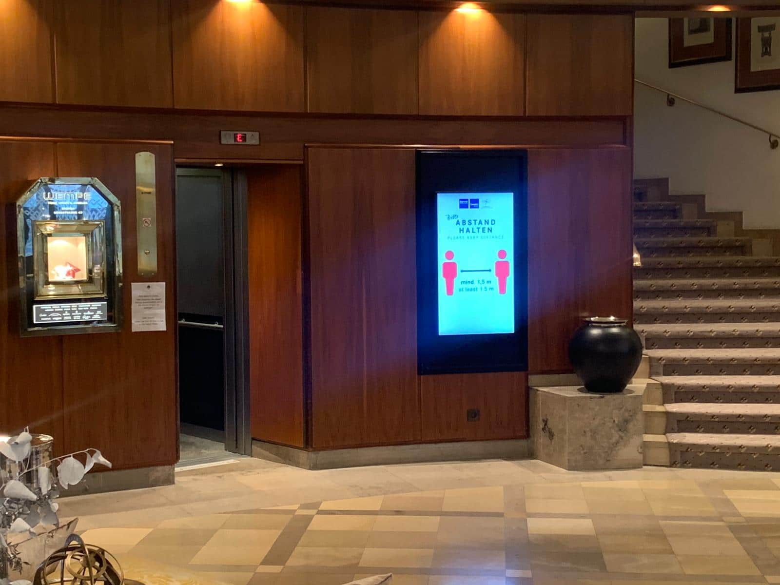 Installation von InfoPlay, unserer Digital Signage Software im Hotel Dorint in Bremen